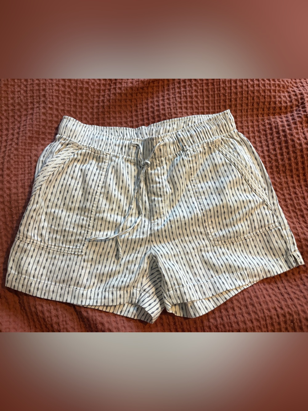 Old Navy cream and black Striped Linen Women's Shorts NWOT